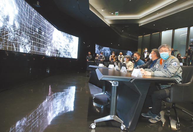 台北市政府成立「台北大数据中心」，市长柯文哲19日出席启用仪式，并视察首度披露的城市运营联合仪表板。（粘耿豪摄）