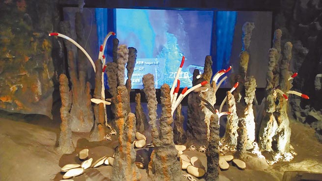 海科馆深海展示厅内，设有热液喷泉生态系模型，游客可以了解海底火山口有哪些特殊生物。（国立海洋科技博物馆提供／陈彩玲基隆传真）