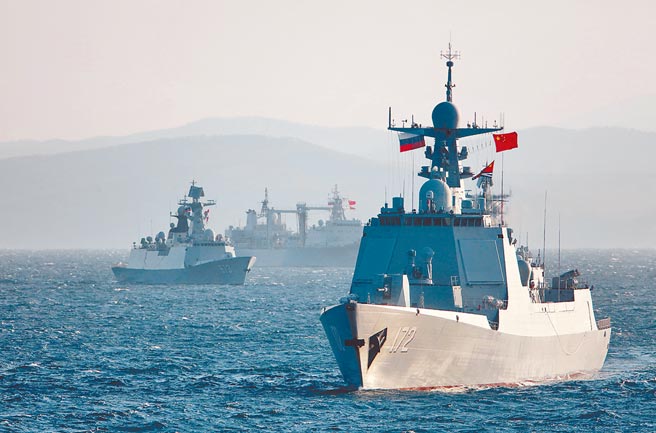 乌克兰东部危机，让中俄合作更紧密，俄罗斯太平洋舰队新闻处18日表示，俄罗斯、伊朗和中国将在波斯湾举行联合海上军演。图为中俄「海上联合-2021」联合军事演习画面。（新华社）