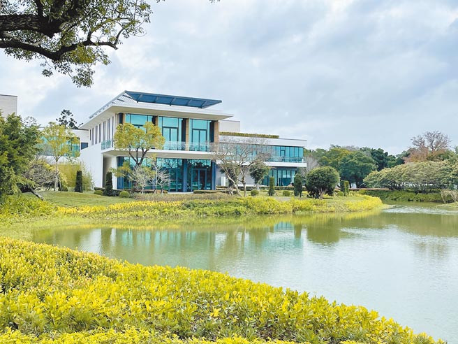 经国七海文化园区内的「蒋经国总统图书馆」为专业图书馆，另附设陈列厅及游客中心等设施。（李怡芸摄）