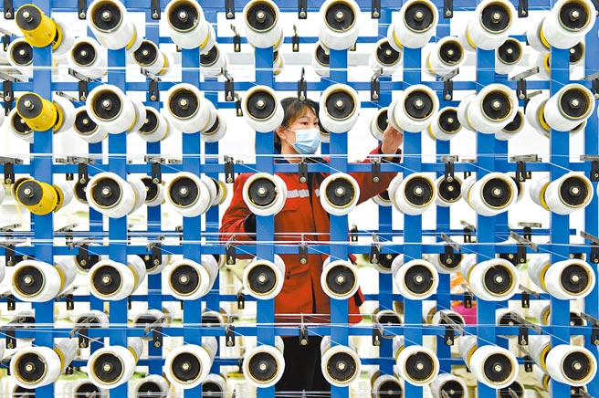 大陆多个地方省市将2022年GDP增长目标设定在6%以上。图为河北省衡水市一家企业以新材料、装备制造，打造技术产业集群。（新华社）