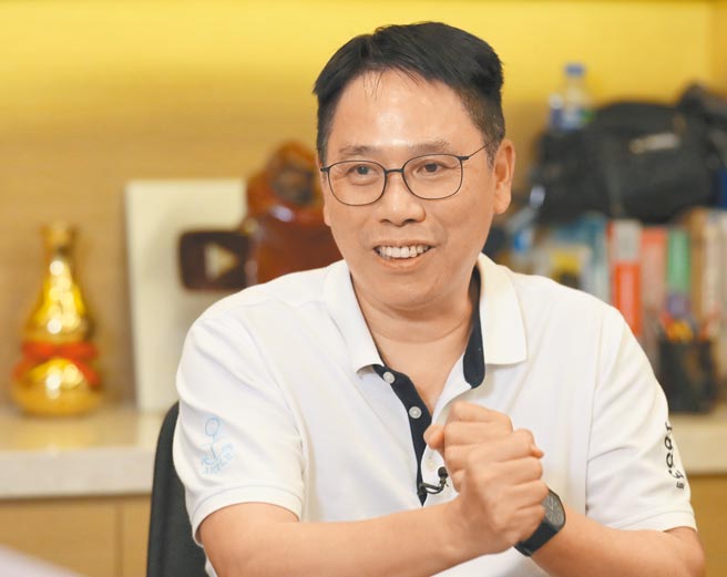 香港建制派知名意见领袖冼国林19日宣布参选特首。（新华社）