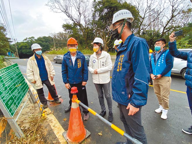新北市议员白佩茹会同相关单位至西湖里简易自来水工程现勘。（金山区公所提供／王扬杰新北传真）