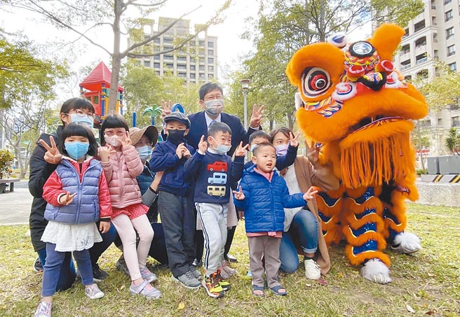 新竹縣長楊文科（後）19日在竹北市的兒四公園，參與3座特色公園動工典禮。（莊旻靜攝）