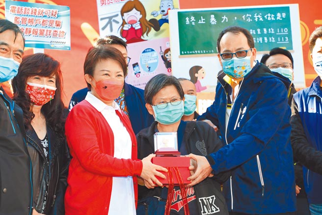 台中市天津年货大街19日开幕，台中市长卢秀燕（左2）当场抽出纯黄金「金虎」奖项，陈姓幸运女得主（右2）开心领奖并合照。（台中市政府提供／张妍溱台中传真）