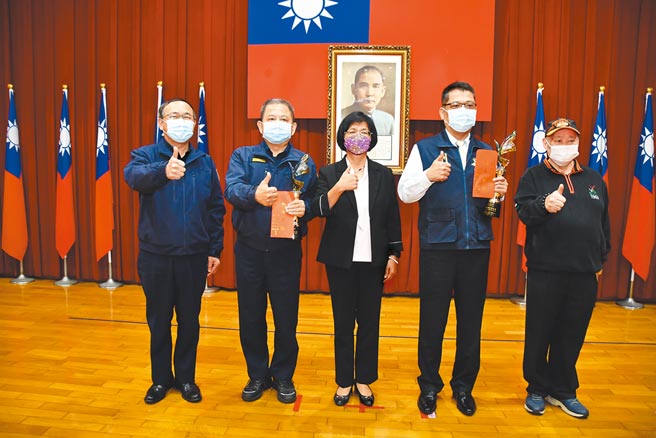 彰化县警局荣获国家警光奖团体组优等和个人组第三名双料殊荣，彰化县长王惠美（中）昨亲自颁奖金、慰勉金，公开表扬副局长王清海（左二），田中侦查队小队长许弘志（右二）；感谢警察同仁的认真打拚。（谢琼云摄）