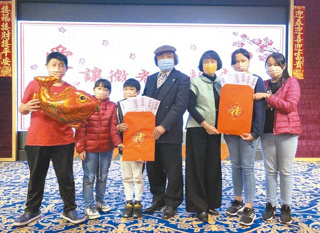 赖建川（中）昨日在台中宝丽金市政店，请偏远弱势家庭孩子围炉；并发给每人800元红包及福袋，激励他们认真念书翻转未来。（陈世宗摄）