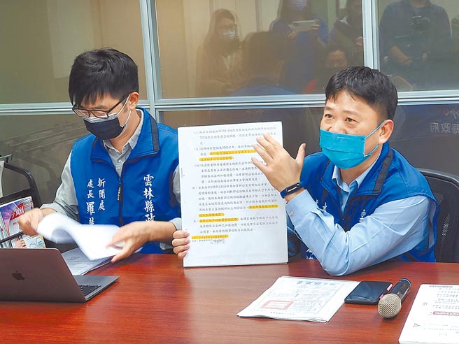 云林县府水利处长许宏博（右）19日以矿物局2021年1月20日公文为证，该局人员现勘研判张启盟整坡造成大面积裸露，并非採取土石导致。（周丽兰摄）