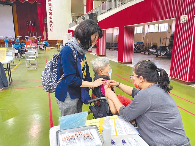 第3剂疫苗打气旺，台南市卫生局统计，目前每天平均约有1万6000人完成接种。（台南市卫生局提供／曹婷婷台南传真）