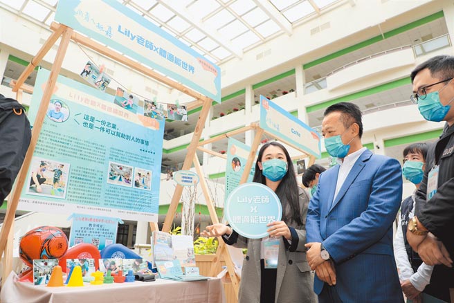 嘉义县政府打造「嘉义县青年孵化讚」一站式服务平台，19日成果展上，9组在地青年团队分享创业心路歷程和未来规画，嘉义县长翁章梁（右二）仔细聆听。（吕妍庭摄）