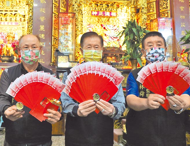 农历春节将至，屏东车城福安宫印制逾10万枚平安钱母，将从除夕发到初五。（谢佳潾摄）