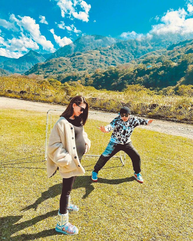 周董（右）昨在IG秀出昆凌大肚照，证实怀孕喜讯。（摘自IG）