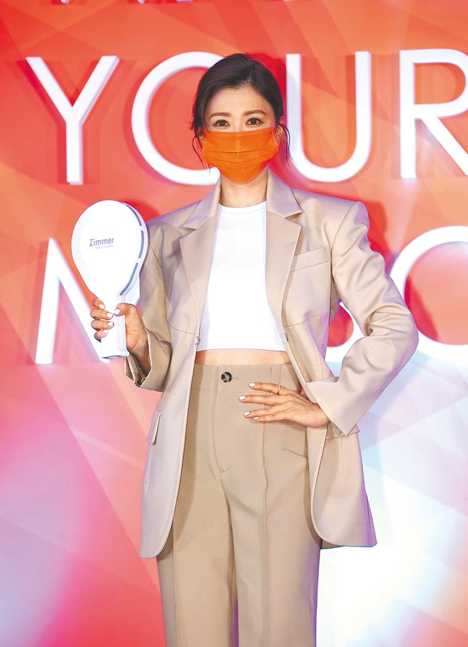 賈靜雯已是三寶媽仍維持完美身材，昨亮麗出席記者會。（羅永銘攝）