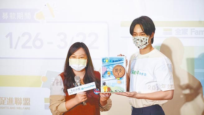 范少勋（右）昨出席公益活动，展现爱心的一面。（台少盟提供）