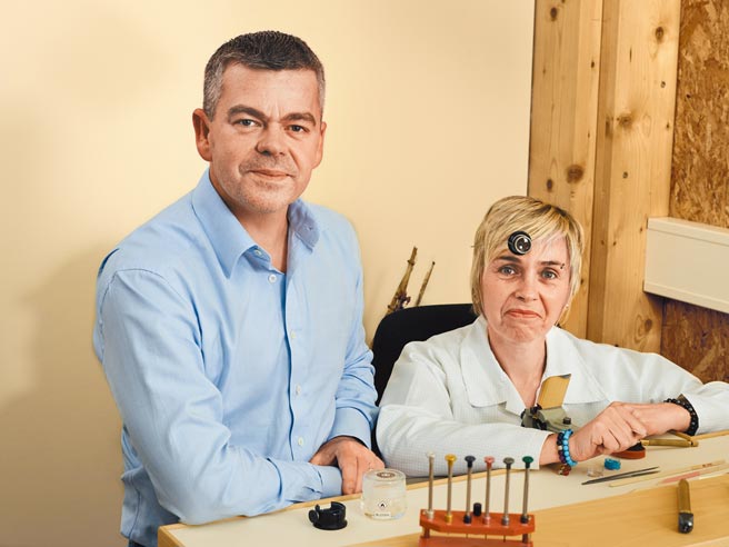 独立制表大师Romain Gauthier（左）私底下是个摇滚迷，也是艺术公仔的收藏家，带有艺术家性格。（瑞博品提供）