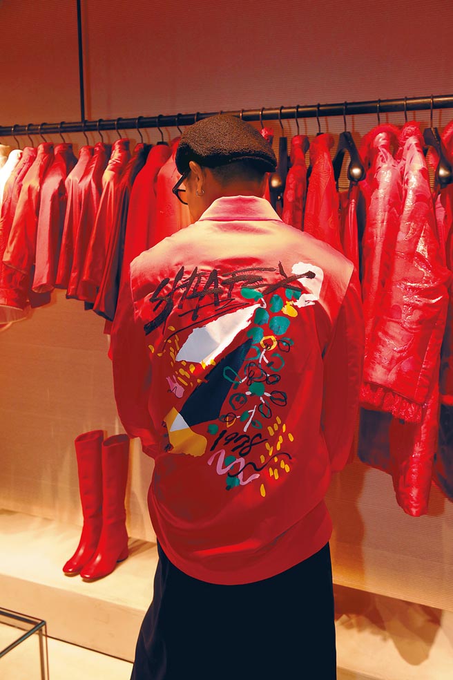 夏姿‧陈SHIATZY CHEN独家限量趣味涂鸦手绘衬衫，2万5800元。（夏姿‧陈SHIATZY CHEN提供）