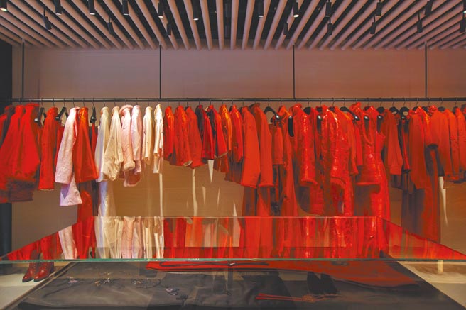 夏姿‧陈SHIATZY CHEN男装概念店2月28日前以新春红色系快闪单品为主。（夏姿‧陈SHIATZY CHEN提供）