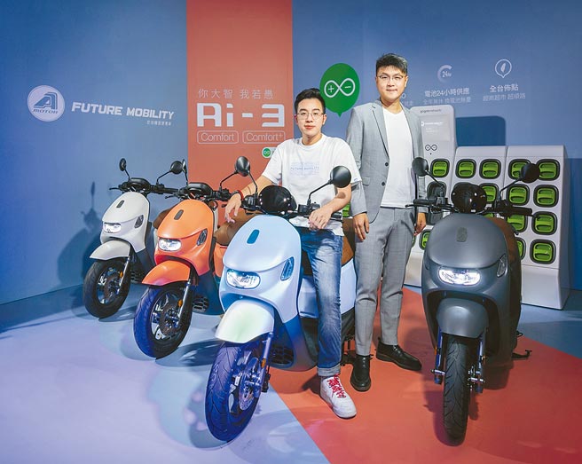 宏佳腾前年9月23日推出首款专为女性打造的PBGN智慧车款Ai-3，执行长林东闵（右）与董事长特助锺亚成共同发表新车。（宏佳腾提供）