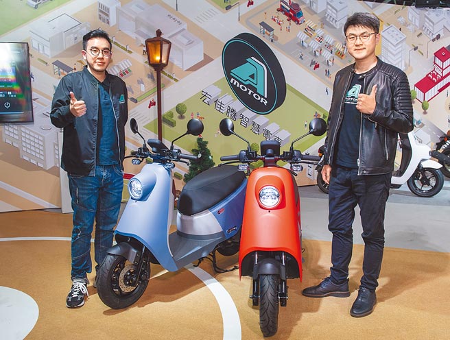 宏佳腾智慧电车持续钻研市场需求开发新品，去年12月23日，执行长林东闵（右）与董事长特助锺亚成共同发表全能轻巧型智慧电车Ai-4 Ever。（宏佳腾提供）