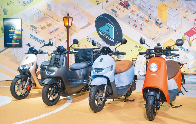 宏佳腾为消费者打造出顶尖玩家Ai-1（左起）、三轮智慧商务电车Ai-2、首款专为女性打造的智慧电车Ai-3，及全能轻巧型智慧电车Ai-4等不同系列车款。（宏佳腾提供）