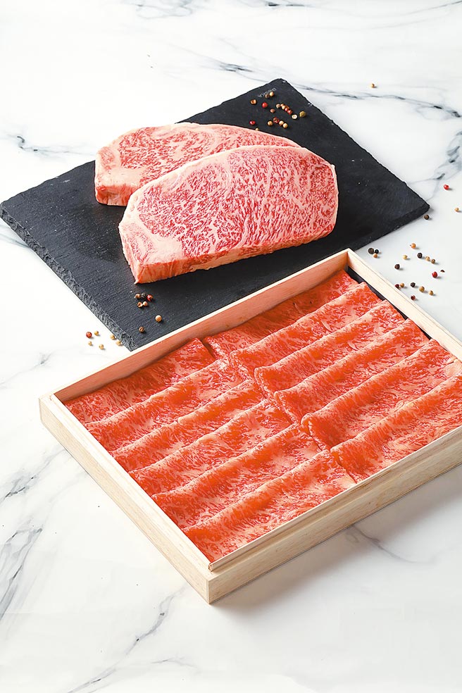 Breeze Super「日本A5宫崎和牛极上新年礼盒组」，牛排组+寿喜烧组，每组原价8000元、新春优惠6400元。（微风提供）