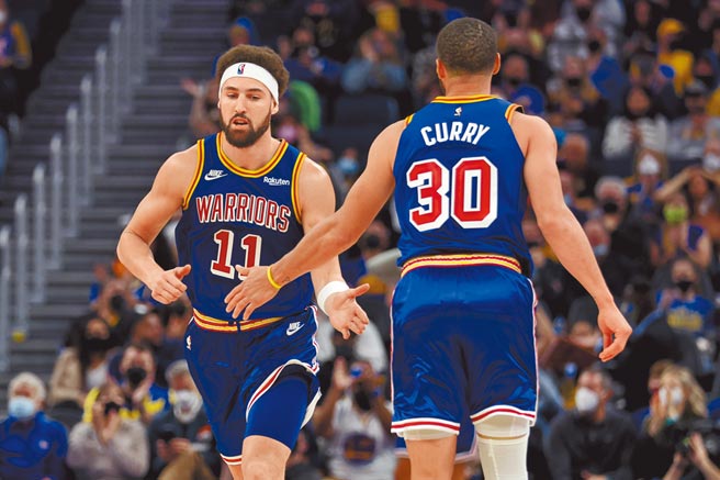 勇士浪花兄弟柯瑞（右）與克雷湯普生合體後漸入佳境。（美聯社）