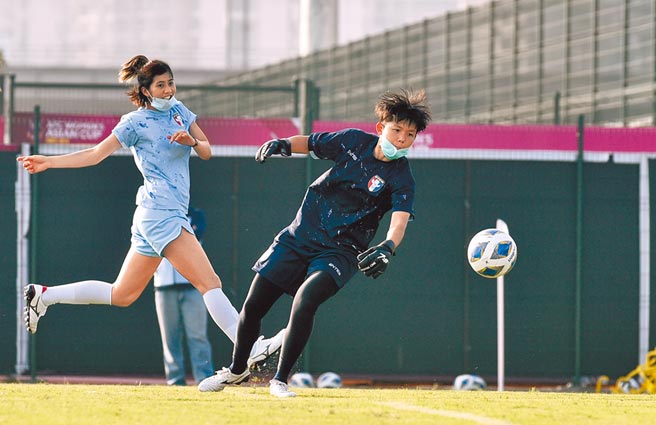 中华女足在印度亚洲杯首战大陆，后防表现至为关键，图为旅日门将程思瑜（右）与中后卫苏芯芸。（中华足协提供）