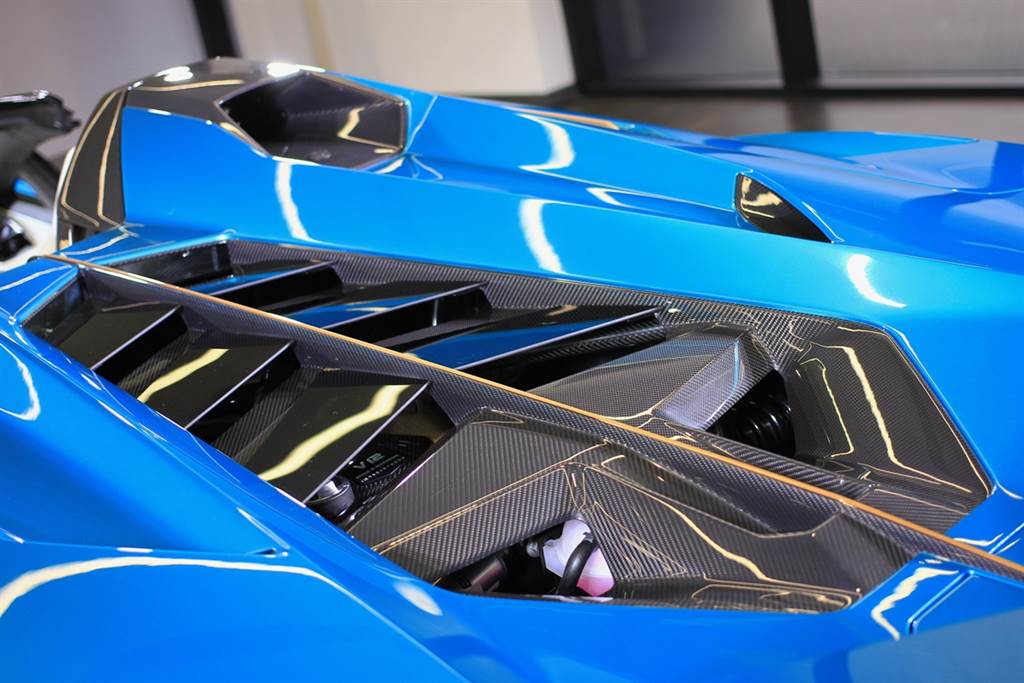 Sian與Sián Roadster的造型風格主要來自Lamborghini未來純電超跑概念車Terzo Millennio的大部分設計元素，並且融入一些經典元素，例如：後方Periscopio潛望線條正是來自Countach。
(圖/Carstuff人車事)