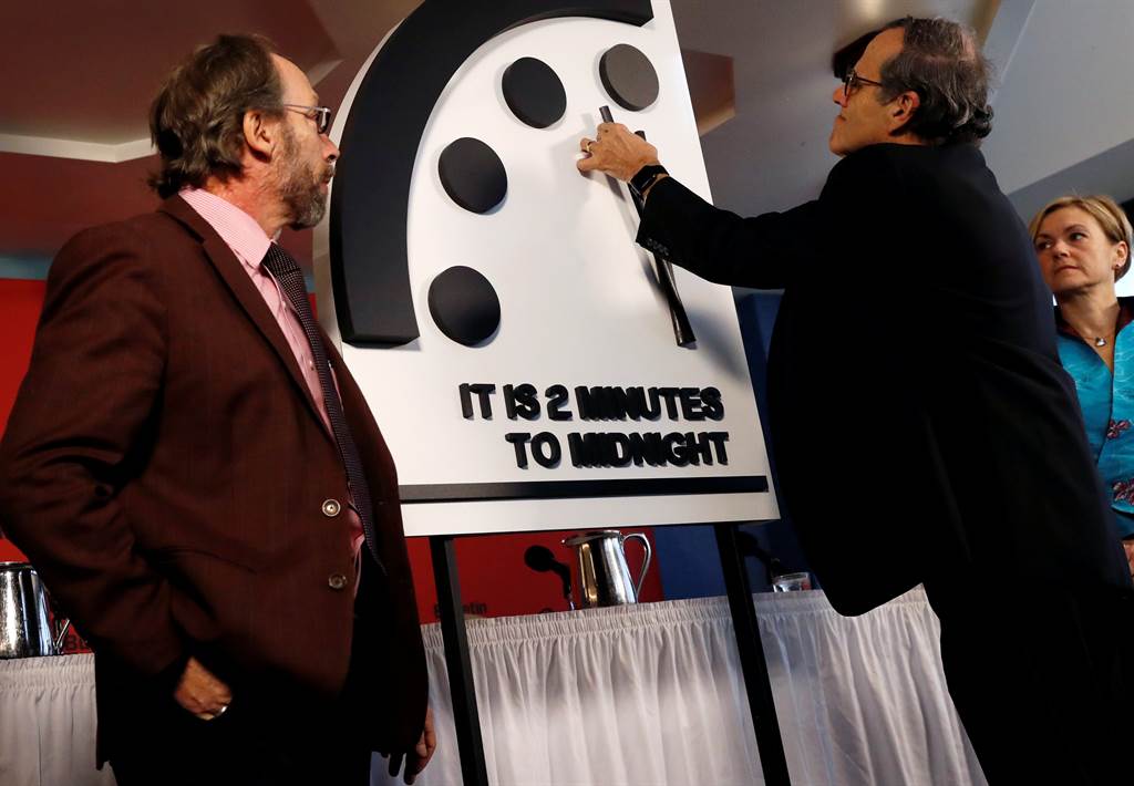 一群科学家创立所谓的「末日之钟」Doomsday Clock预告人类距离世界毁灭的时间。资料照/路透社(photo:ChinaTimes)