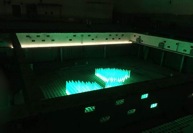 图为816工程中设置核反应炉的巨大空间，目前摆着核燃料棒展示模型。（图／网路）