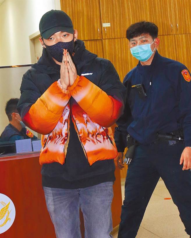 ØZI因性爱影片遭外流，19日在经纪人陪同下至敦南派出所报案。（陈君玮摄）