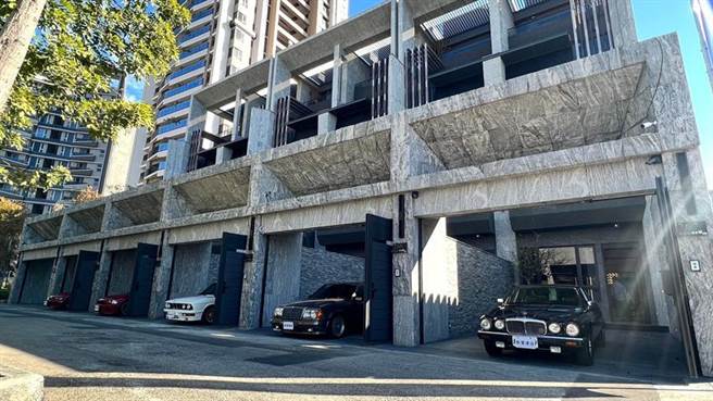 （鉅璽建設台中首發案「鉅璽鉅砌」，主打「高岩質藝墅」，豪墅門口展示的是建商的骨董車收藏。圖／曾麗芳）   
