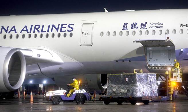 地勤人员将冷冻货柜拖往仓储。（范扬光摄）