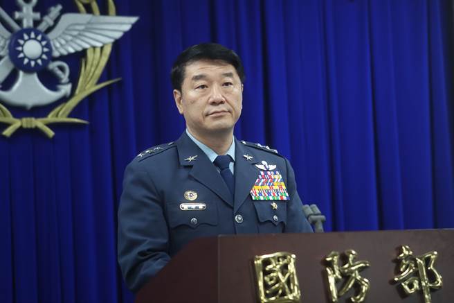 圖為空軍司令熊厚基上將主持日前黑鷹失事調查初步報告記者會。(圖/中央社)