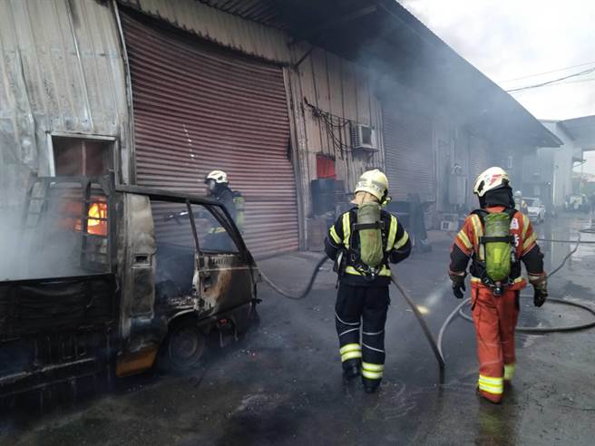 桃园市中坜区中丰北路一段21日清晨有铁皮工厂发生火警，现场堆放中古电脑萤幕、主机，燃烧面积200平方米。（翻摄照片）