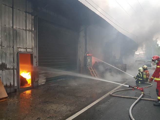 桃园市中坜区中丰北路一段21日清晨有铁皮工厂发生火警，现场堆放中古电脑萤幕、主机，燃烧面积200平方米。（翻摄照片）