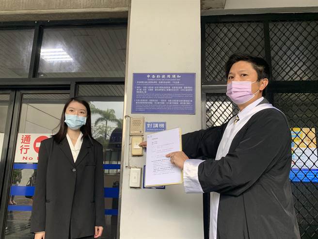 卢秀燕夫妇委任律师王俊文(右)，上午代表卢到台中地检署按铃申告李顺凉诽谤。(林欣仪摄)