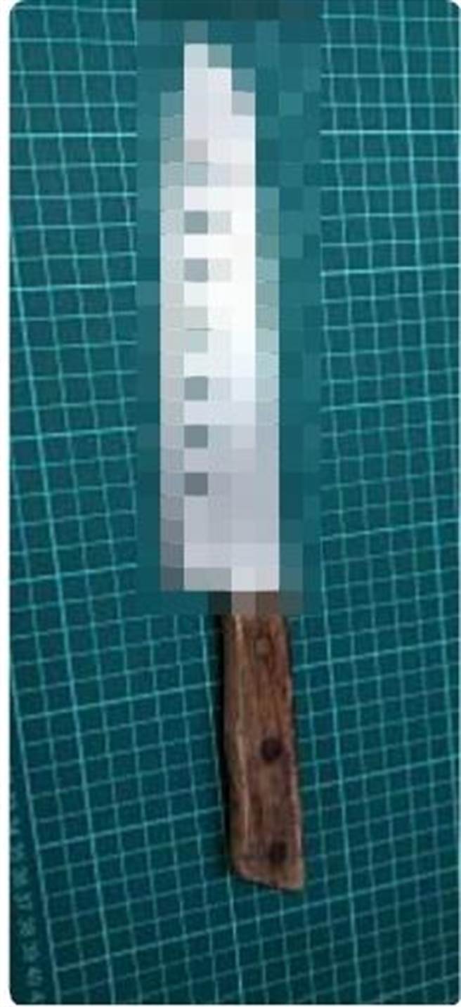 潘姓嫌犯刺傷妻子後逃逸，警方查扣行兇的水果刀。（翻攝照片／石秀華高雄傳真）