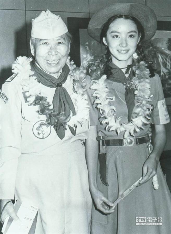 冒死向八百壮士献国旗的杨惠敏与1975年《八百壮士》电影中主演的杨惠敏一角的林青霞（右）。(中时报系檔案照片)