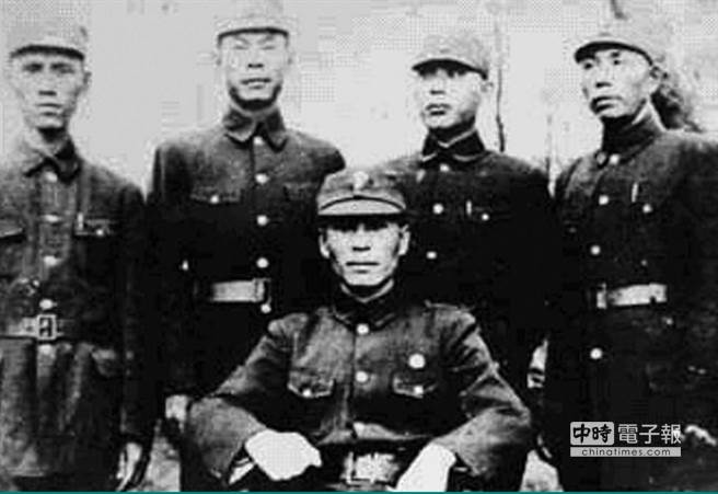 1937年谢晋元（前坐者）在上海租界孤军营，和五二四团第一营四位连长合影；后排中右一最矮的为第一连连长上官志标上尉，中右二为第三连连长唐棣上尉，中左一第二连连长雷雄上尉，中左二第四连连长邓英上尉。（上官百成提供）