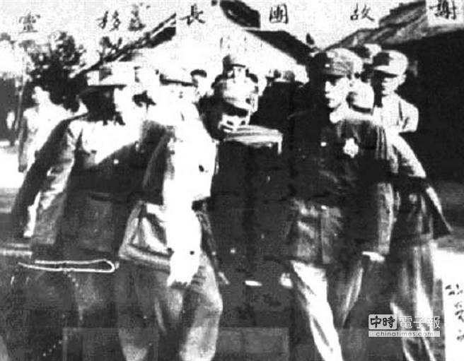 上官志标（前右第一位抬棺者）在隆重国葬谢晋元仪式扶棺。（上官百成提供）