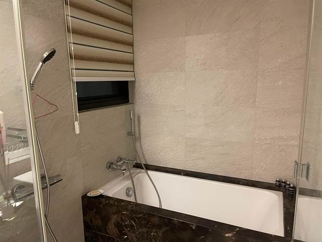 打扫阿姨「3间浴室8小时扫不完」，网一看浴室画面惊呆。（图／翻摄自中山区大小事）