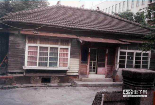 2002年台南县政府请县议会准许拆除四行仓库守军副团长上官志标的宿舍。（郑纬武摄）