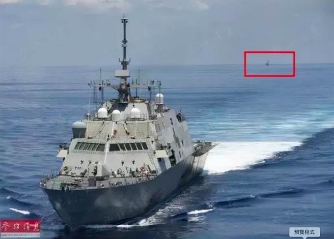中國海軍鹽城艦（後方）在南沙海域監視美軍「沃斯堡」號戰艦。（參考消息）
