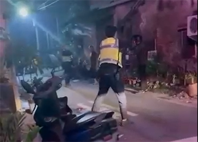 屏东警开6枪抓人，一名白髮阿伯(左二)却站在一旁观看，距两双方不到2米，犹如当年张锡铭挟持老农翻版。(翻摄自记者爆料网)
