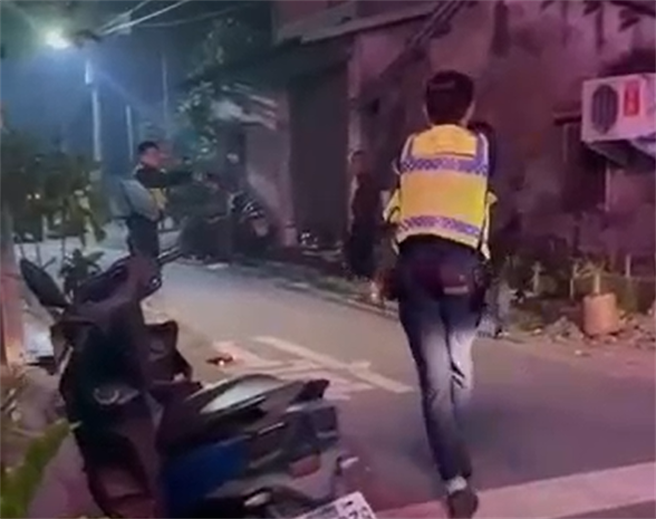 屏东警开6枪抓人，一名白髮阿伯(图中)却站在一旁观看，距两双方不到2米，犹如当年张锡铭挟持老农翻版。(翻摄自记者爆料网)
