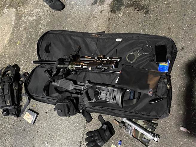 李嫌不配合拦检还袭警，勇警对空鸣6枪将人制伏。(警方提供)