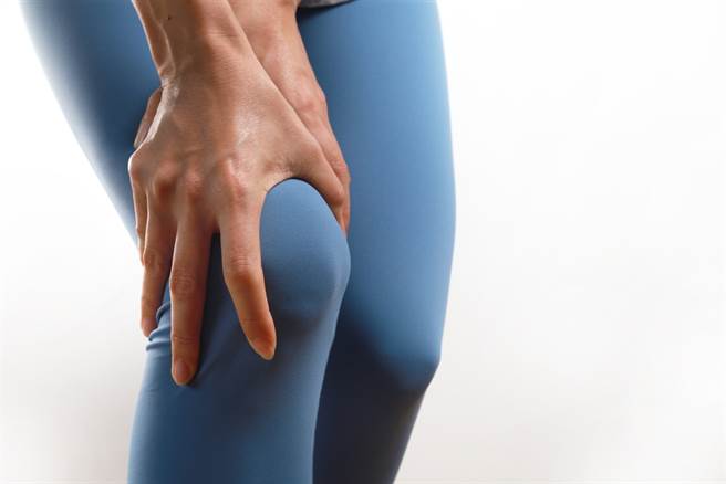 湿冷天关节好痛！专科医师与营养师推荐止痛最强饮食，与2大日常做得到的舒缓高招。(示意图/Shutterstock)