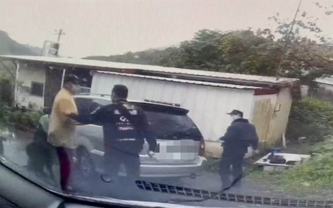 57岁李姓男子因涉及惩治盗匪条例及诈欺案等罪，自2013年起遭多个院检通缉，逃亡近10年时间，改名在花莲县丰滨乡依靠打零工维生，怎料19日仍遭警方逮捕。（警方提供／罗亦晽花莲传真）