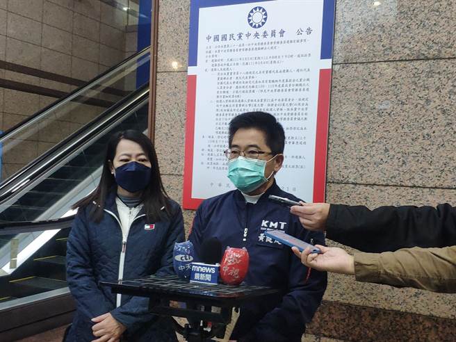 國民黨祕書長黃健庭（右）今天上午在組發會主委許宇甄陪同下，張貼「第21屆第1任中常委選舉」公告。（趙婉淳攝）